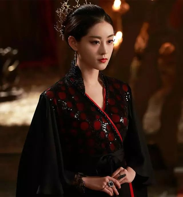 都说祝绪丹有野心，但不多。这份野心，不是不择手段争抢资源，而是对自己的职业有目标、有期待，愿意为舞台、为角色踏实付出。
 
浪姐采访里，她直白说出目标“保一进三”，坦然表达想要往前走的想法，让人以为她是锋芒毕露的强者。可真正看她的舞台和日常，才发现她骨子里是柔软的。会认真抠