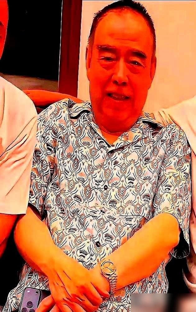 陈凯歌两口子在三亚家里，一个颠勺一个择菜，给儿子做接风饭。没请阿姨，没摆拍，灶台上还堆着没洗的碗。
前几天这老两口偷偷去看了陈飞宇的新片，出来陈凯歌原话：“吓得不轻。”
演的是个反派杀手，审讯室里一秒换脸，边剪指甲边哼歌，张译看完说“天使那段真天使，魔鬼那段真魔鬼”。上映五天，票房干到三个亿，热