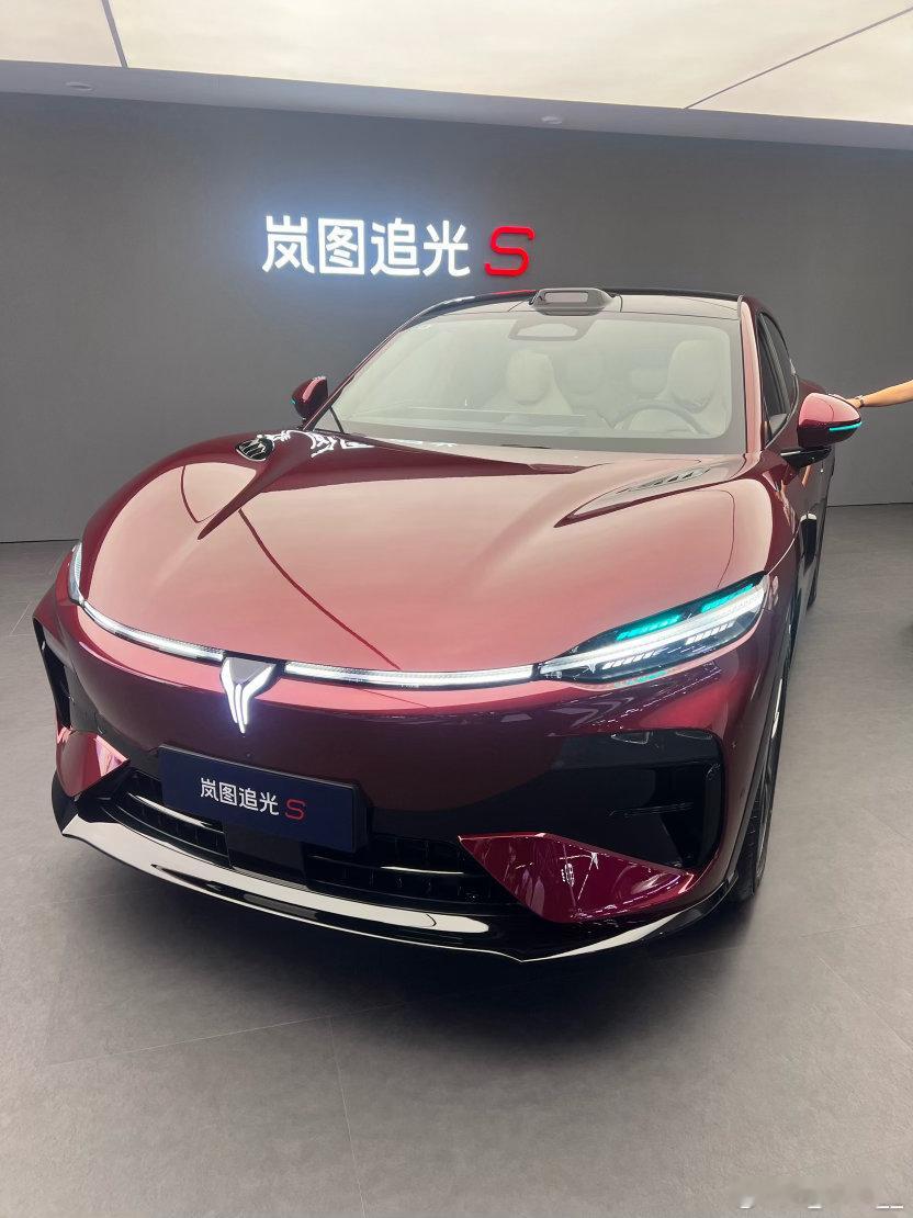 终于到店体验岚图追光S了✨
无框溜背轿跑造型真的很吸睛，实车比图片更有质感。
坐进车内，鸿蒙车机操作流畅丝滑，上手很顺手。
试驾感受很惊喜，四激光智驾辅助很稳，魔毯底盘滤震到位，过坑洼路面很从容。
切换岚擎模式，动力输出很澎湃，开起来很有轿跑的味道。
感兴趣的朋友，可以预约到店亲自感受 ​