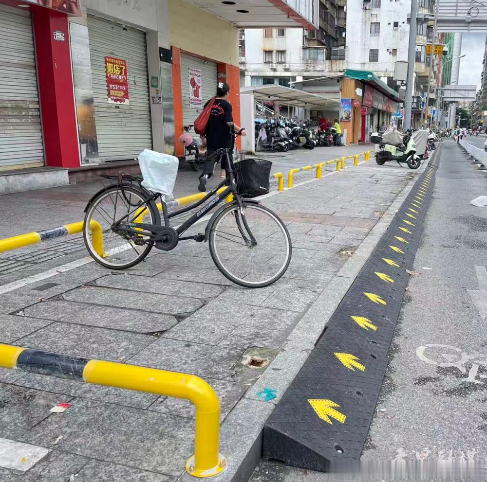 【人车“分家”了！番禺富华西路这个“小改动”，治好多年乱停乱放】近期...