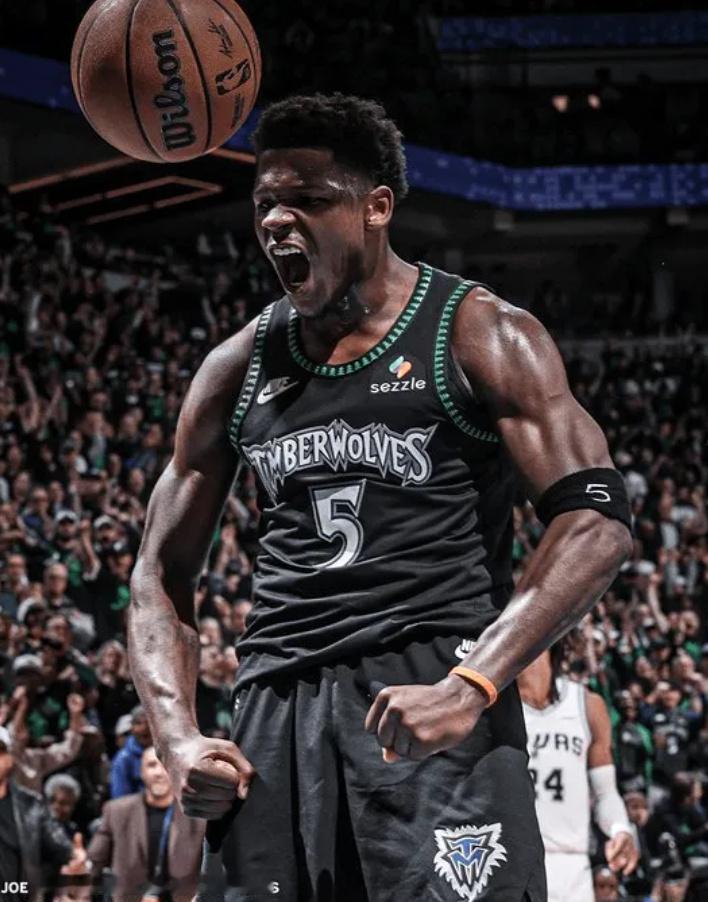 霸气侧漏！ESPN晒赛场照：关键时刻你永远可以相信狼王！  今天NBA...