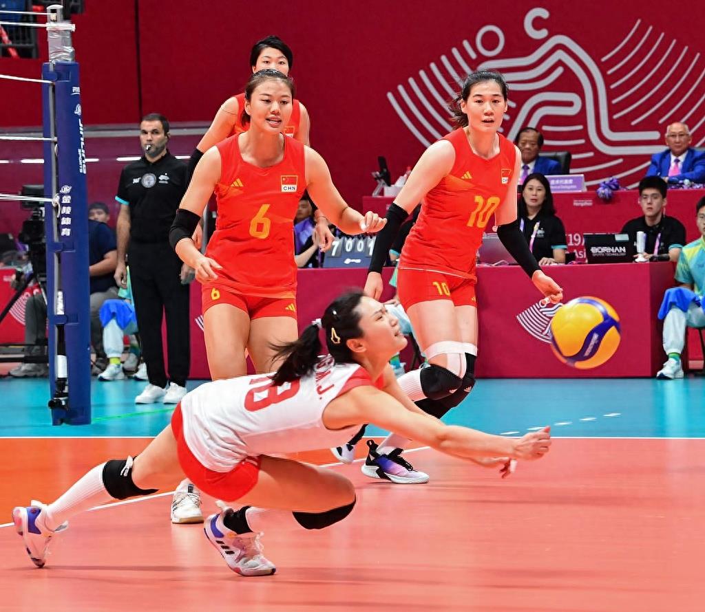 2026亚洲女排锦标赛，中国队在第一时间没有如愿拿到奥运会门票，以二比三不敌泰国队获得亚军。这样，泰国队就首先拿到了直通美国奥运会的门票。
        中国女排是一支老中青结合的队伍。纵观今天的比赛，中国队整体发挥还是不错的，只是在一些细节上面有些机会没有把握住。今天，中国队的全体队员轮番上场，