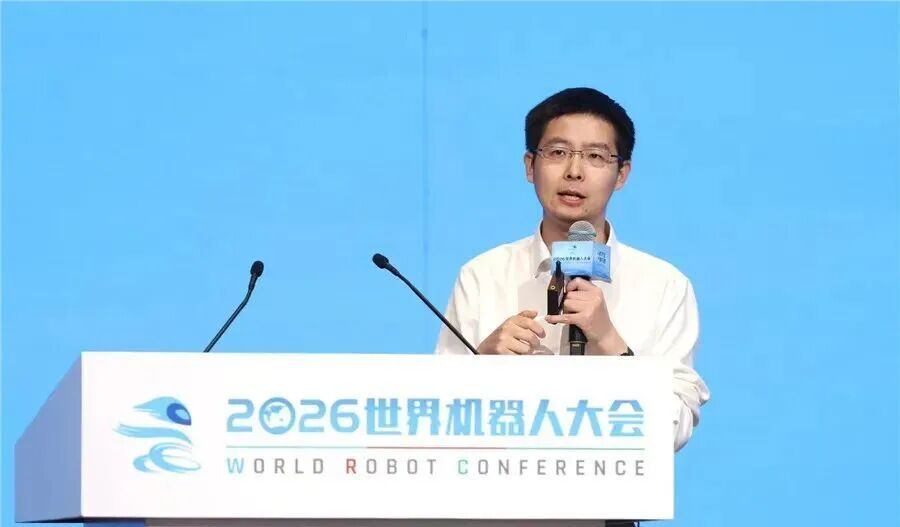 【#宇树最新工作动向#】#王兴兴谈最新工作动向#8月19日至23日，2026世界机器人大会（WRC）在北京亦庄北人亦创国际会展中心举行。在8月20日大会主论坛上，宇树科技股份有限公司创始人、董事长王兴兴发表演讲。

王兴兴认为，过去多年，AI多用于编程和开发，但在机器人领域的应用仍显不足。所以公司最近 ​