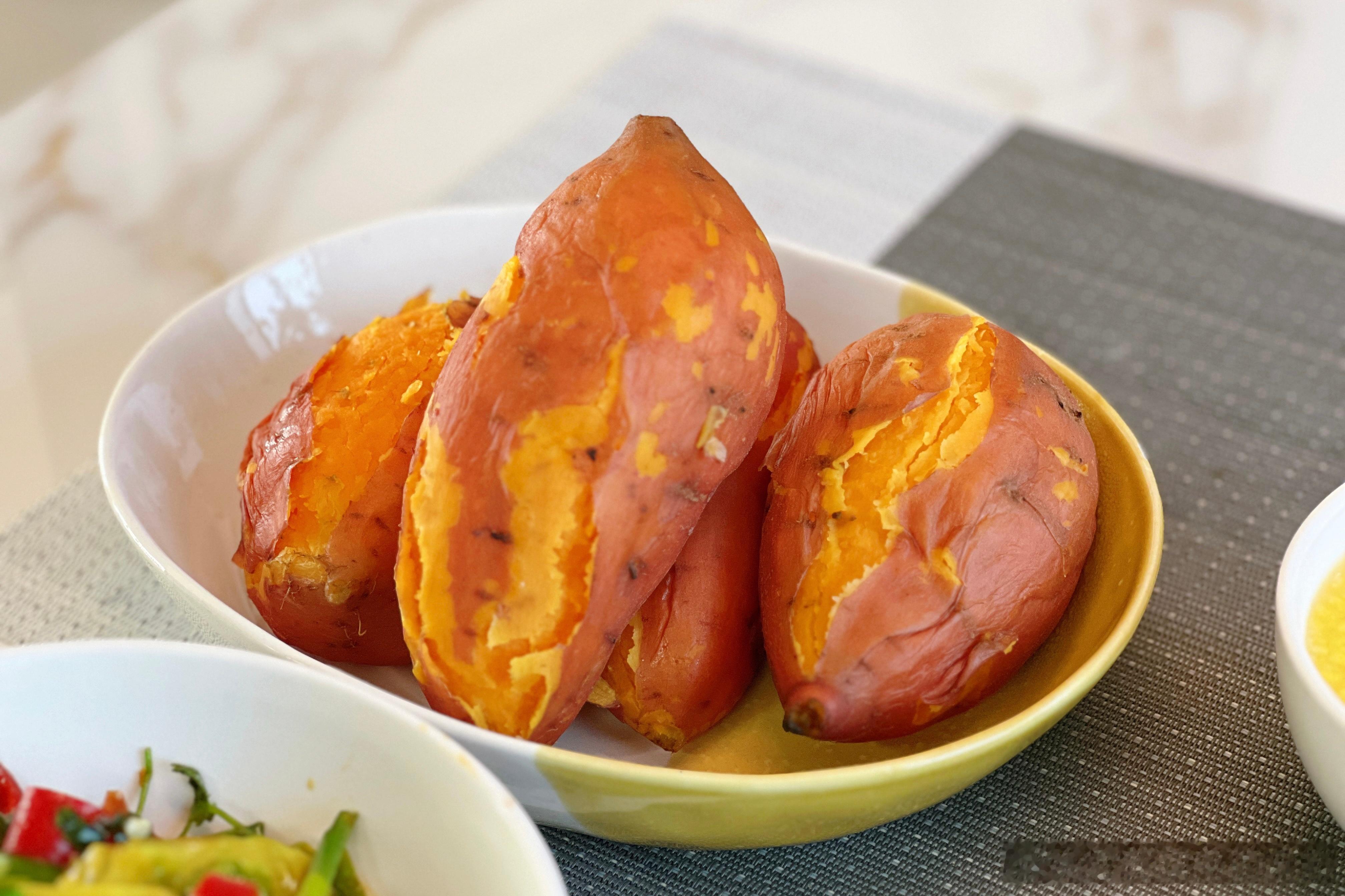 早餐蒸地瓜、青椒鸡蛋焖子、大拌菜、小碴子粥。早安～ ​​​