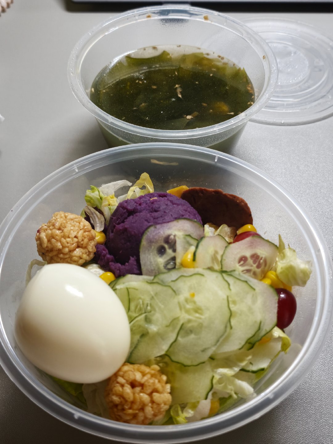 早餐吃泡面中午吃沙拉晚上又吃烤冷面
猪的一生
这个小黄油美式确实有通畅的效果
而且确实要去水才好喝
不然清水味也很重
而且过减速带的颠簸程度已经有点晃均匀了。。
可以给三点五星 我忍不住一直喝
然后这个圣代感觉珍珠有点没有活力
嗯嗯。
三星 ​