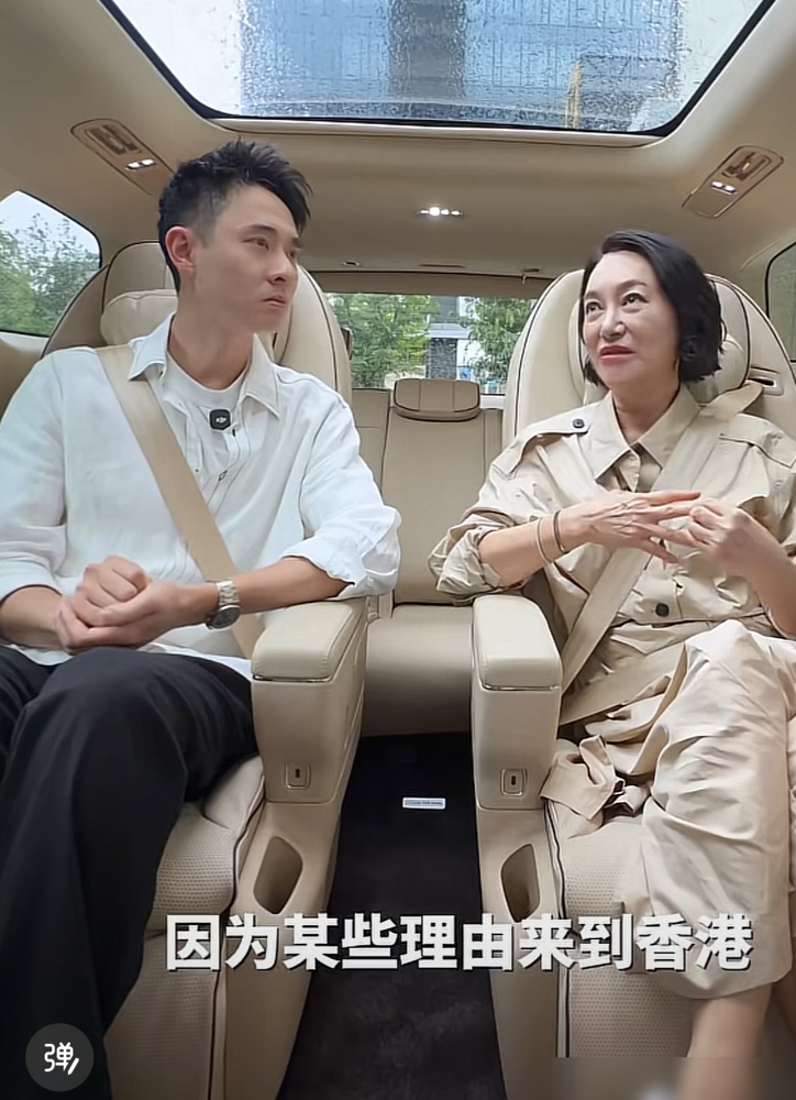她14岁在湾仔码头卖口香糖，被警察追着满街跑，21岁却成了全香港第一个靠打架封后的女人。
惠英红小时候住的是铜锣湾楼梯底，一块布挡风就算家。为了活命，她去夜总会跳舞，一跳就是三年。
那时候张彻导演一眼看中她，拉去演《射雕英雄传》里的穆念慈。小姑娘没学过表演，就凭一股狠劲，硬是从泥地里把自己拔了出