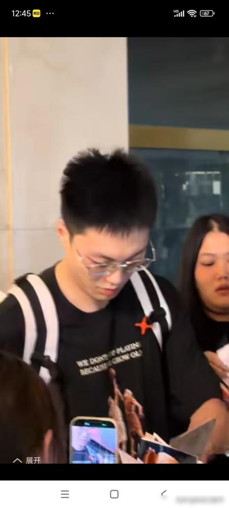 杜锋脸黑得能拧出水，身后的徐杰、杜润旺头都不敢抬，胡明轩却被女粉围着...