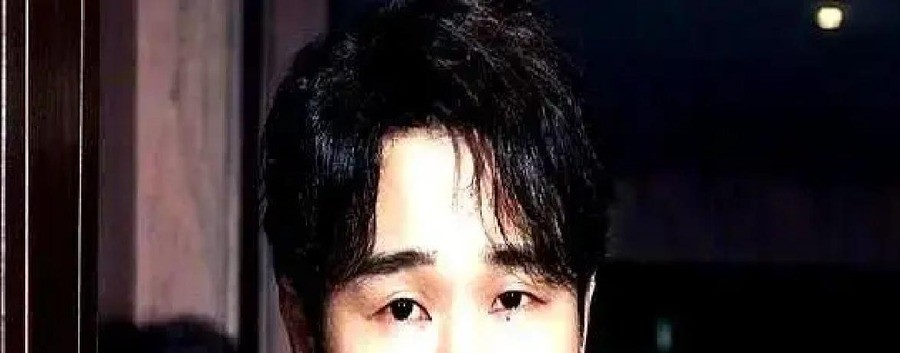 小沈阳上一部电影上映5天票房8万块，一年后掏出5000万拍新片，影院把排片塞在早上八点半和深夜十一点四十。
预售940万。业内说这片子总票房也就十几万。
结果上映三天破亿，最终干到3.28亿，猫眼预测上调到3.62亿。
这事放在2026年国庆档，是个孤例。
影院经理的判断错在哪
早上八点半和深夜十一