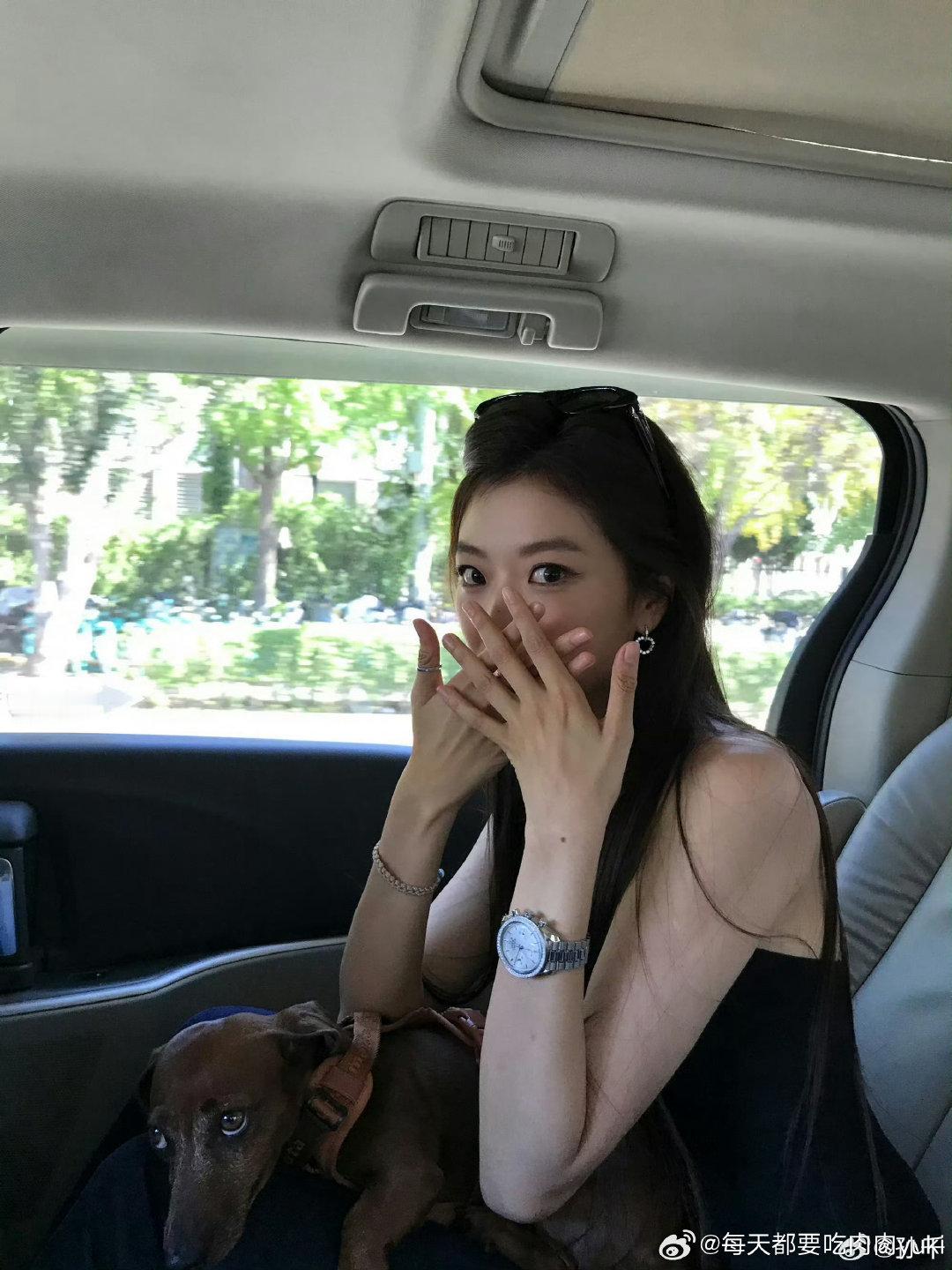 #小米18Pro系列体验官孙千#孙千真的长在了时尚审美上，芭蕾练出来的体态挺拔舒展，日常出镜随性又高级。 ​