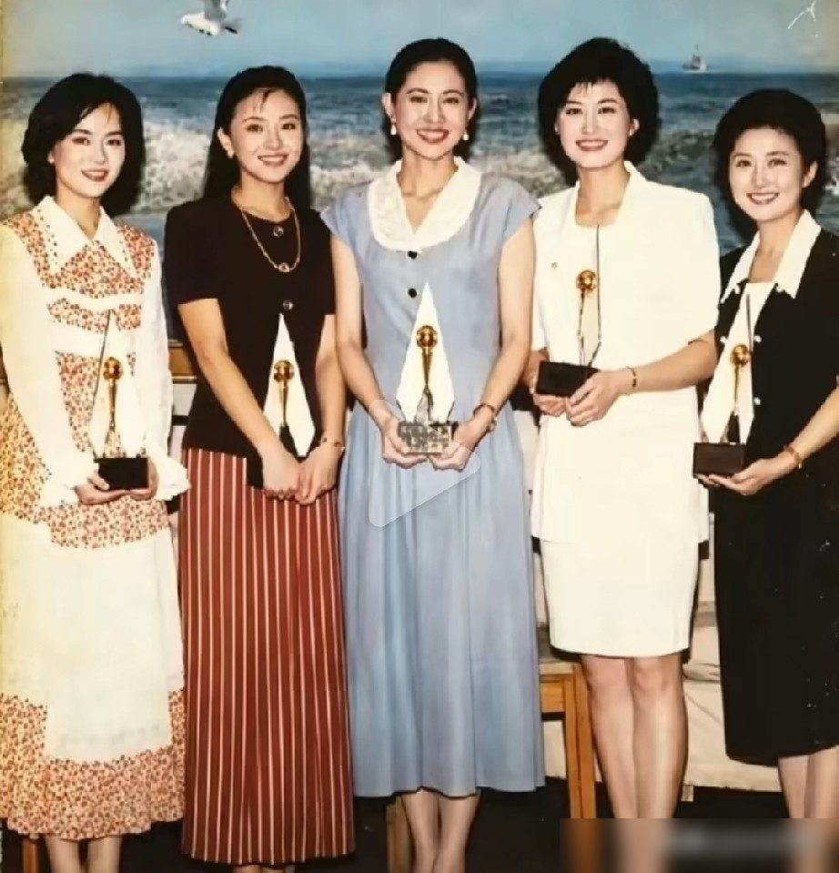 1994年第一张金话筒合影，五个女的，全是央视门面，唯独高丽萍很多人叫不出名。那年她跟倪萍、杨澜、鞠萍、敬一丹一起拿金奖，履历一点不虚，山西台出身，后来杀进央视，播《中国新闻》，做《天涯共此时》。别人继续在台前吃流量，她转身去了香港记者站，当首席记者，跑新闻，做主任记者。镜头没了，活儿更硬。三十年过