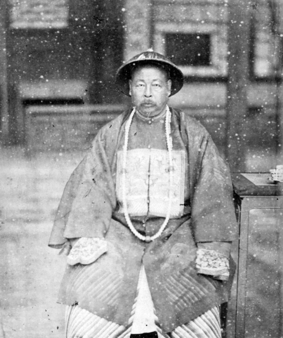 一位讲了半辈子清史的老先生说：
人的前半场，都不算数。
不信，去看左宗棠。

老先生说，看左宗棠，就看三件事。

第一件：输得起。
二十几岁，他三次进京赶考，三次空手回来。
同乡的读书人，落一次榜就蔫了，
他收拾包袱回家，
种地，教书，画地图，读兵书。
自号&34;湘上农人&34;，应得痛快。
读破万卷，神交古