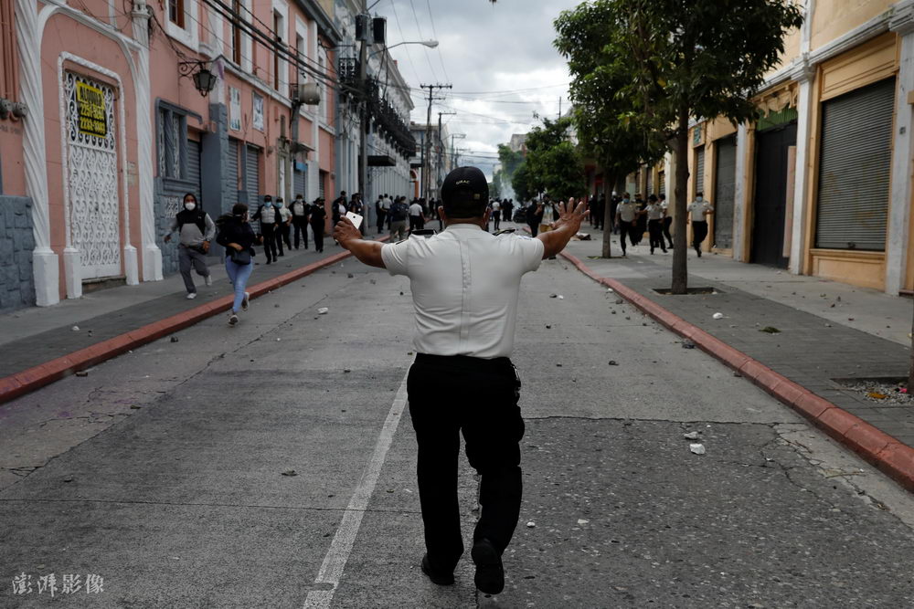 危地馬拉民眾示威 與警方發生沖突-圖6