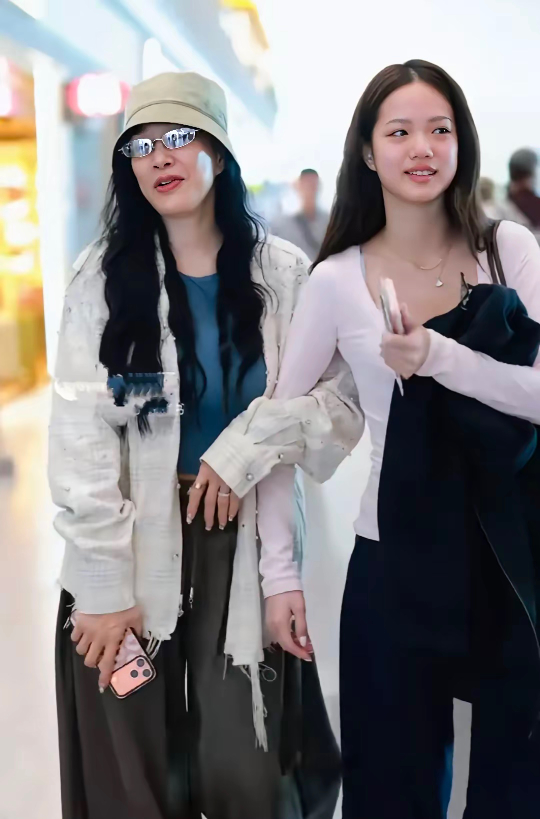 钟丽缇现身北京机场，送二女儿张思捷远赴美国读书。长发披肩的她生图状态很好，高挑苗条，看着比实际年龄年轻不少。
张思捷考入波士顿大学主修心理学，未来打算往艺术方向发展。素颜的小姑娘起初有点腼腆，用手机挡着脸，在粉丝鼓励后大方露脸，素颜底子很不错。
不少明星子女选择海外求学，其实无关身份，每个父母都想尽