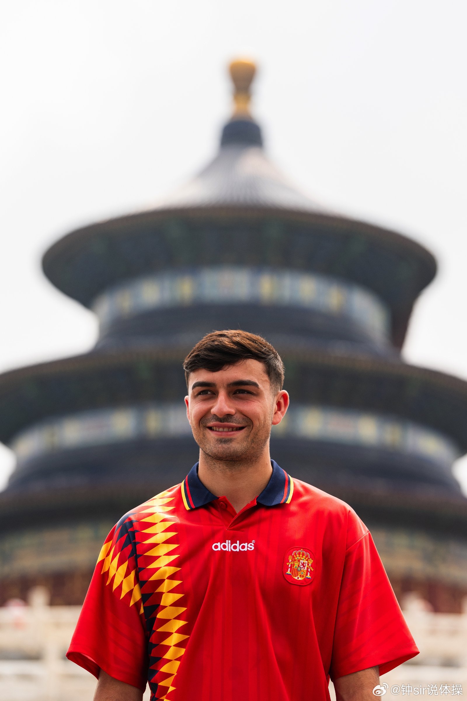 刚捧完大力神杯就闪现中国！佩德里这趟北京苏州之旅太充实了——天坛抖空竹...