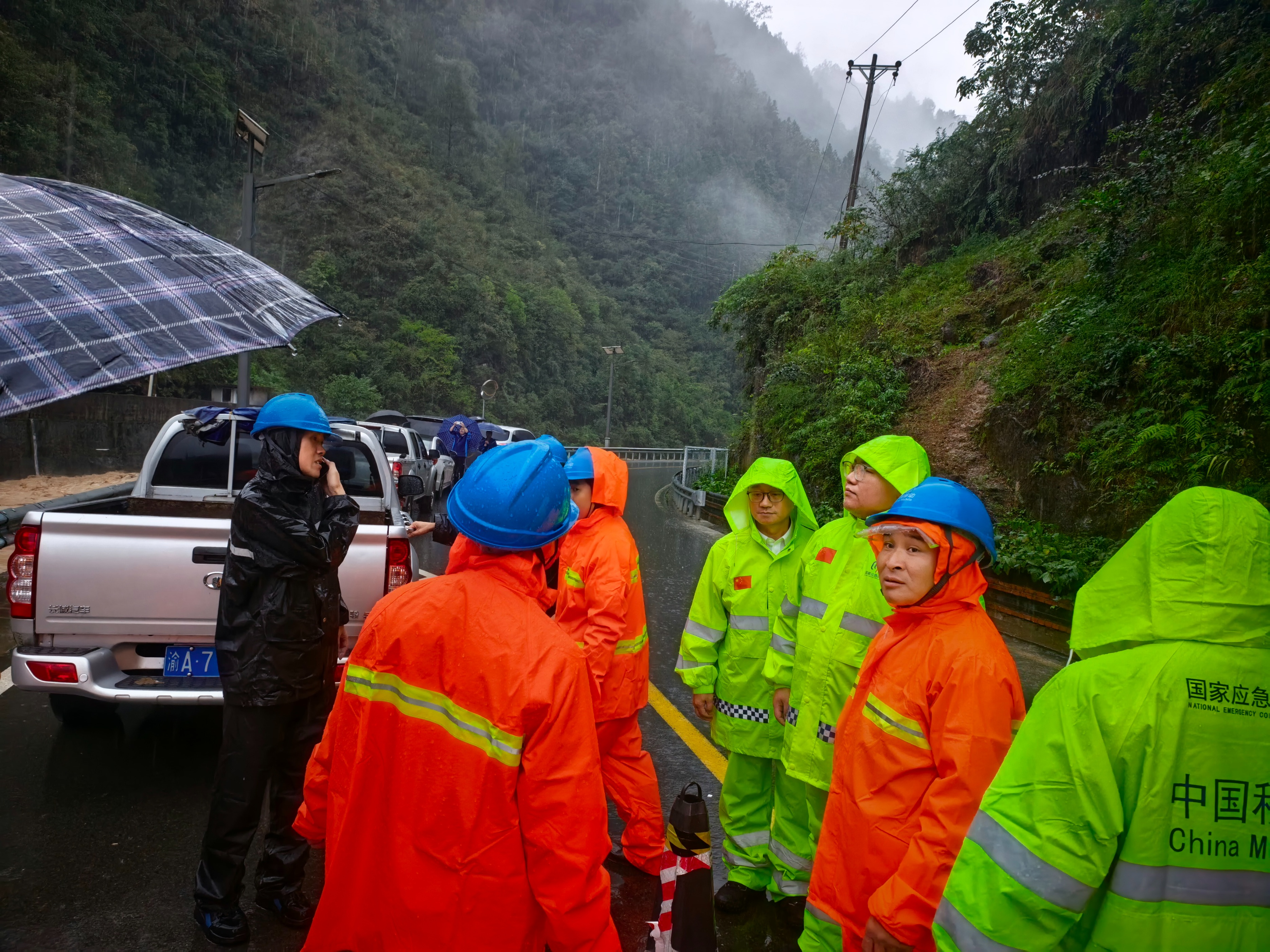 9月28日，重庆市城口县遭遇短时突发暴雨，雨势急促、降水集中，移动人闻“汛”而动，组织应急抢险队伍奔赴一线，争分夺秒抢通通信网络，坚守防汛通信生命线，截至目前，累计出动车辆26辆次、应急油机56台次，已恢复基站32个、抢通光缆10.6公里，出动卫星便携站1台、卫星电话1部，全力保障受灾现场通信畅通。