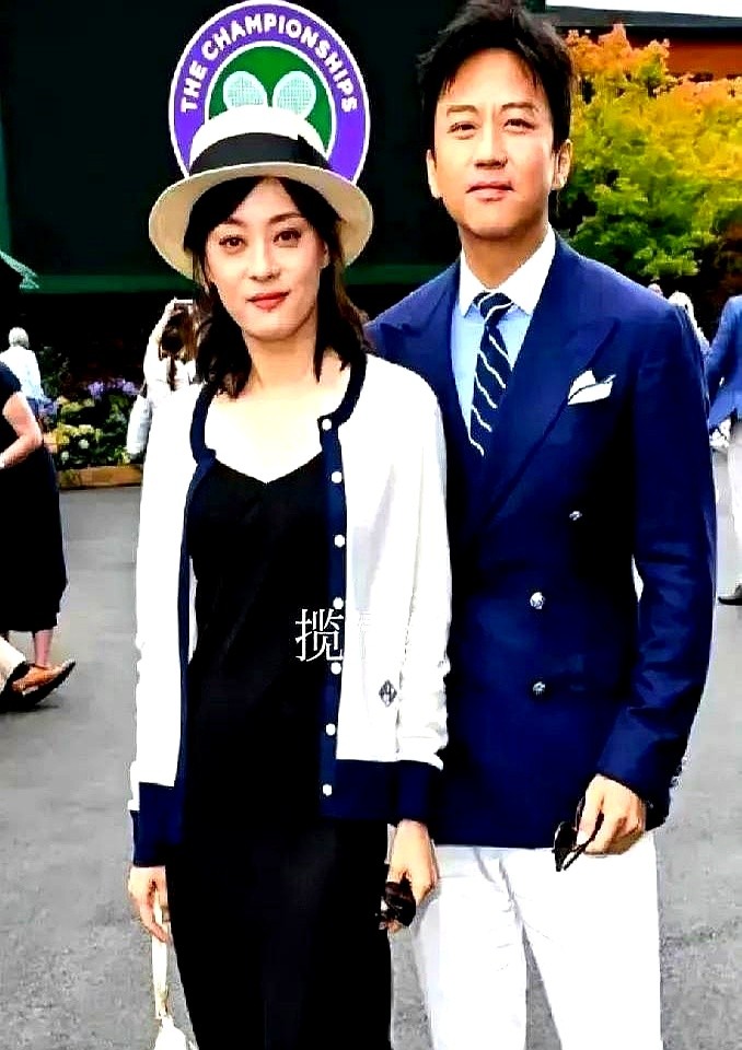 生完两个娃还能把状态焊在脸上，圈里真找不出几个。

当年孙俪演《甄嬛传》，眼神从不谙世事一路杀到宫斗赢家，业务能力直接拉满。邓超在演戏这块同样硬气。但最狠的不是拍戏，而是两口子一人捏着一堆代表作，家里还能打理得妥妥当当。

圈里多少夫妻走着走着就各自单飞，他俩却一路互相搭台，把事业家庭全盘稳住。