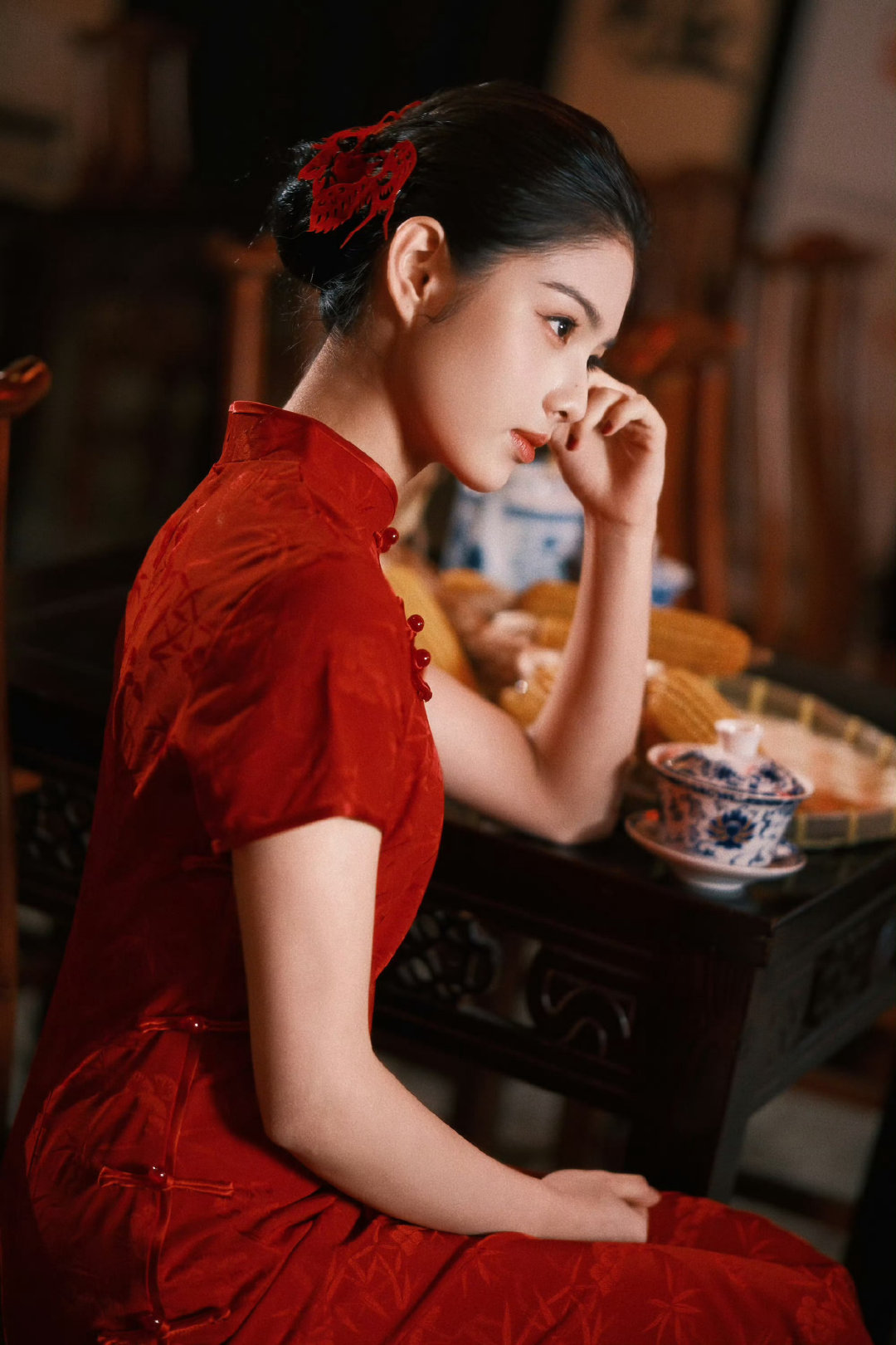 #艾米[超话]#  一袭红旗袍，邂逅中式古韵
灯火摇曳，眉眼温婉，东方氛围感直接拉满🏮 ​