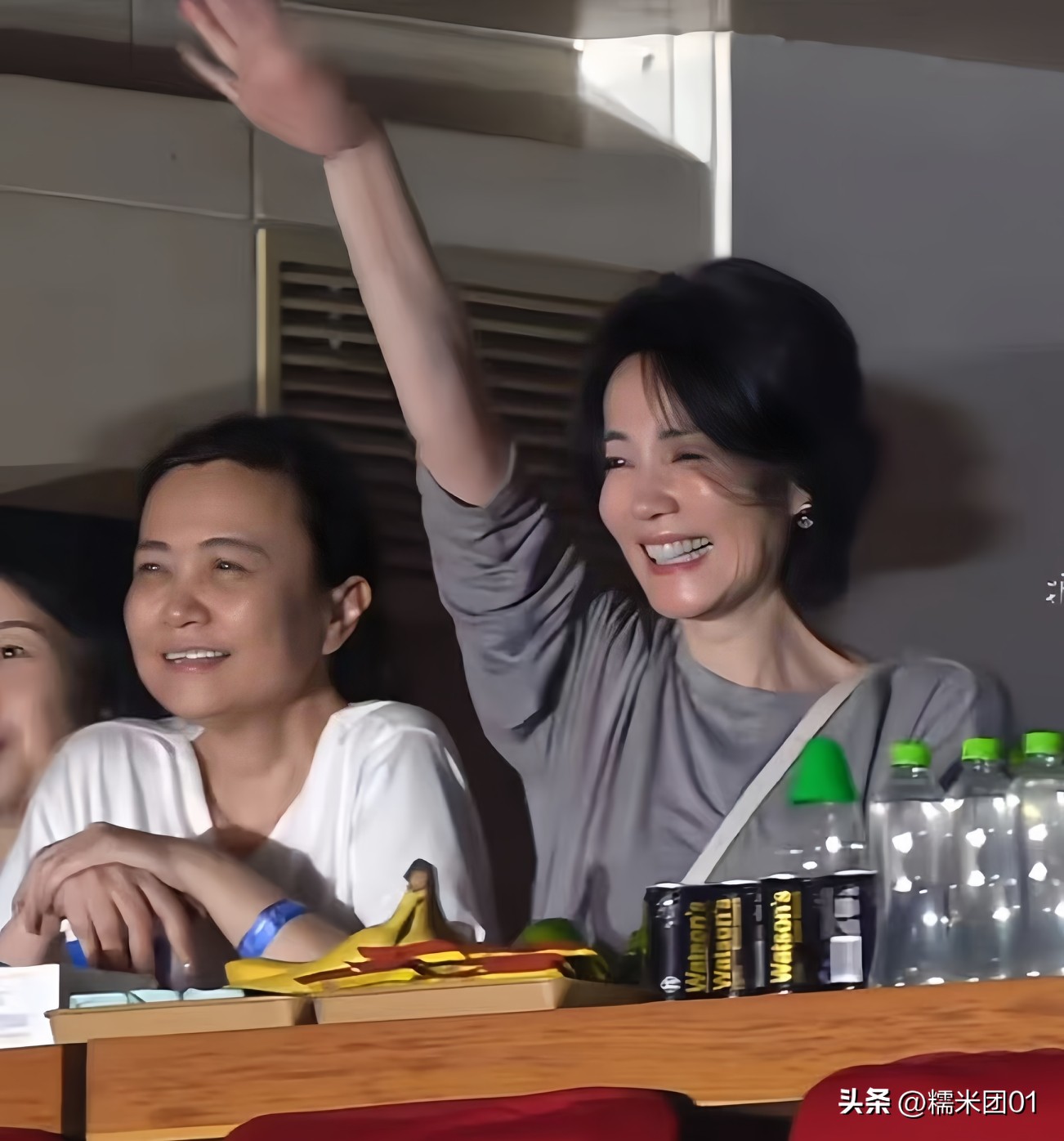 那英演唱会的那一晚，57岁的王菲被点名，举手示意配合台下的那英，随后那英调侃说“看王姐也有一点点害羞”王菲配合的把眼镜摘掉，露出一个微笑，害羞像个女孩子似的，好可爱好善良似的。王菲上台之后也拿着那英的闪光棒摇，一起唱那英的歌，皮肤真的白嫩光滑，状态保持的特别好，丝毫看不出57岁，和《相约九八》时的状