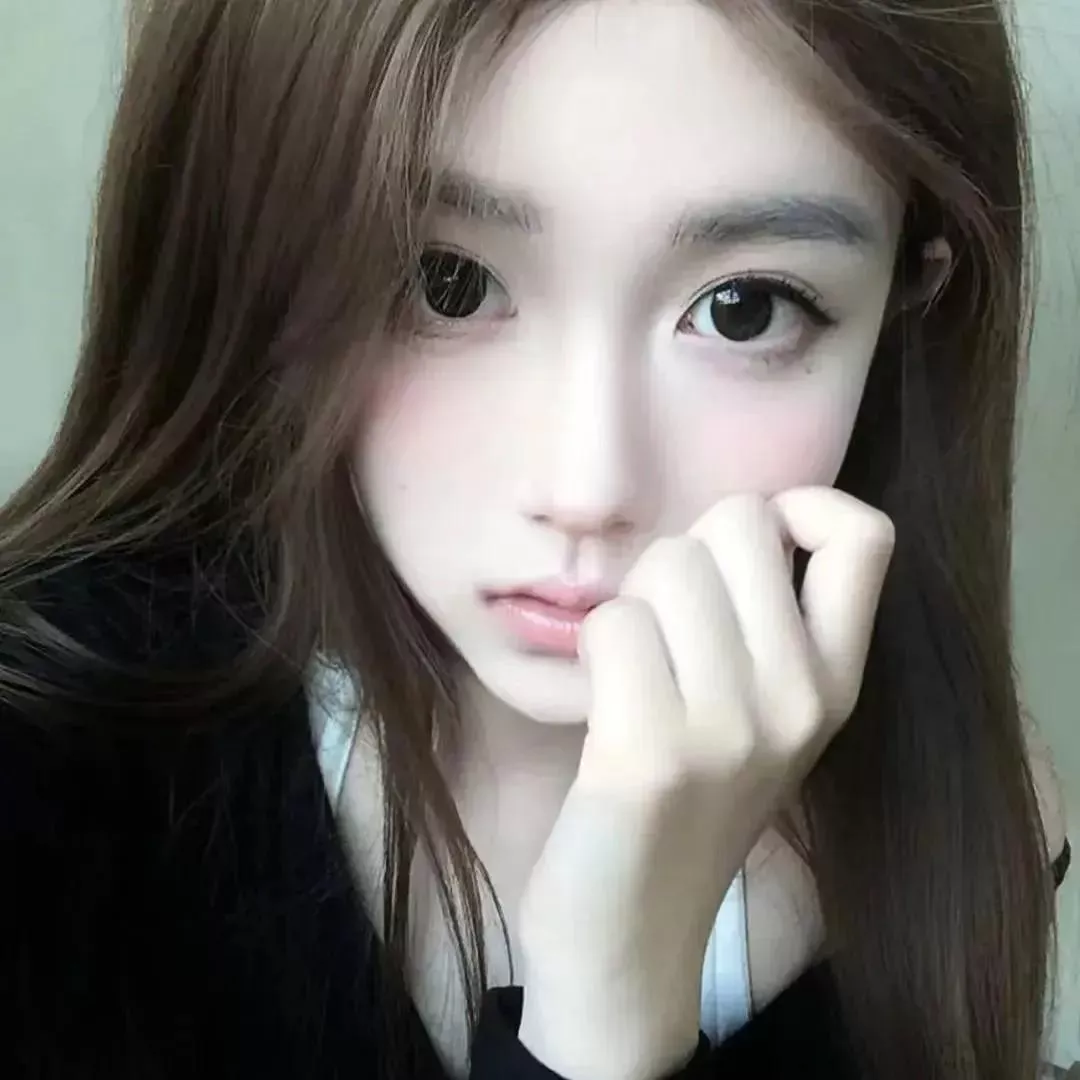 柔美大眼少女，浅浅微笑，温柔如水。