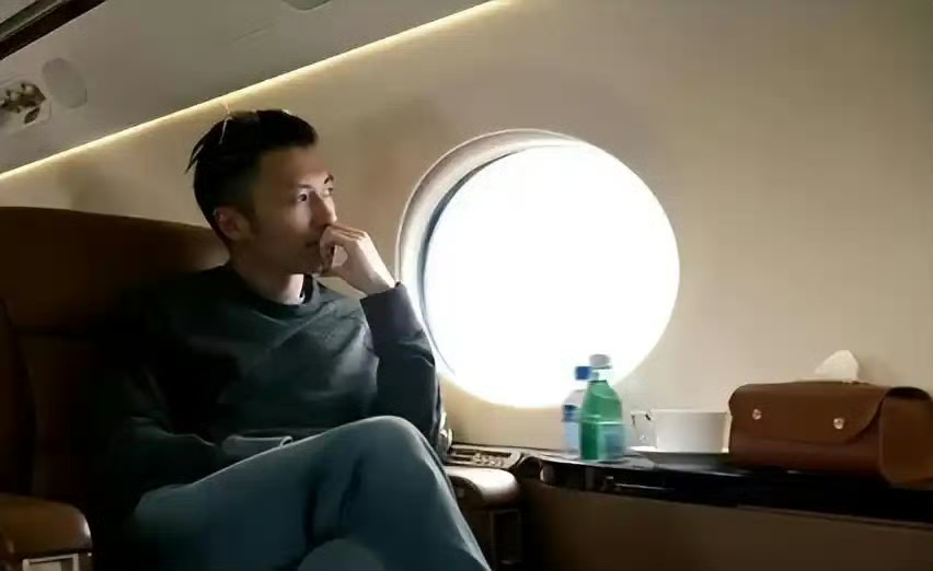 谢霆锋一个人坐飞机回北京，听说原因和前妻有关，三胎传闻也澄清了，张柏芝成了赢家