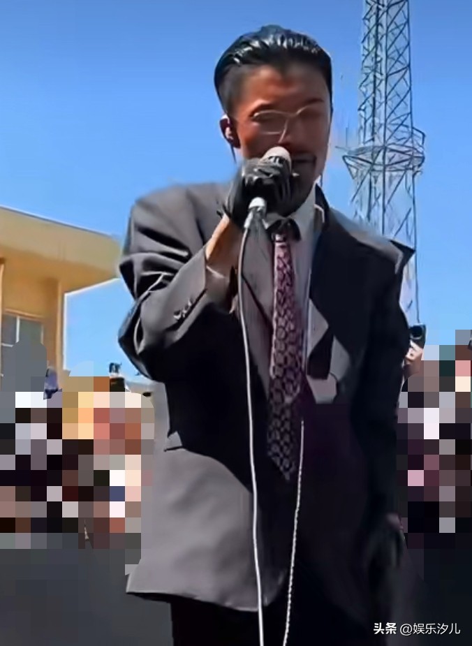 郭有才重返菏泽南站！两年前爆火的一曲《诺言》唱红眼眶！如今状态怎样？


时隔两年，郭有才重回菏泽南站老站台。以前都是人山人海的，现在没有了人山人海与镜头围堵，他安静站了很久，唱起《诺言》时眼眶泛红。历经网暴与喧嚣，他坦言现在流量少了反而轻松。网红繁华落尽，回归平凡才是真成熟，爆火两年后后回到平淡！