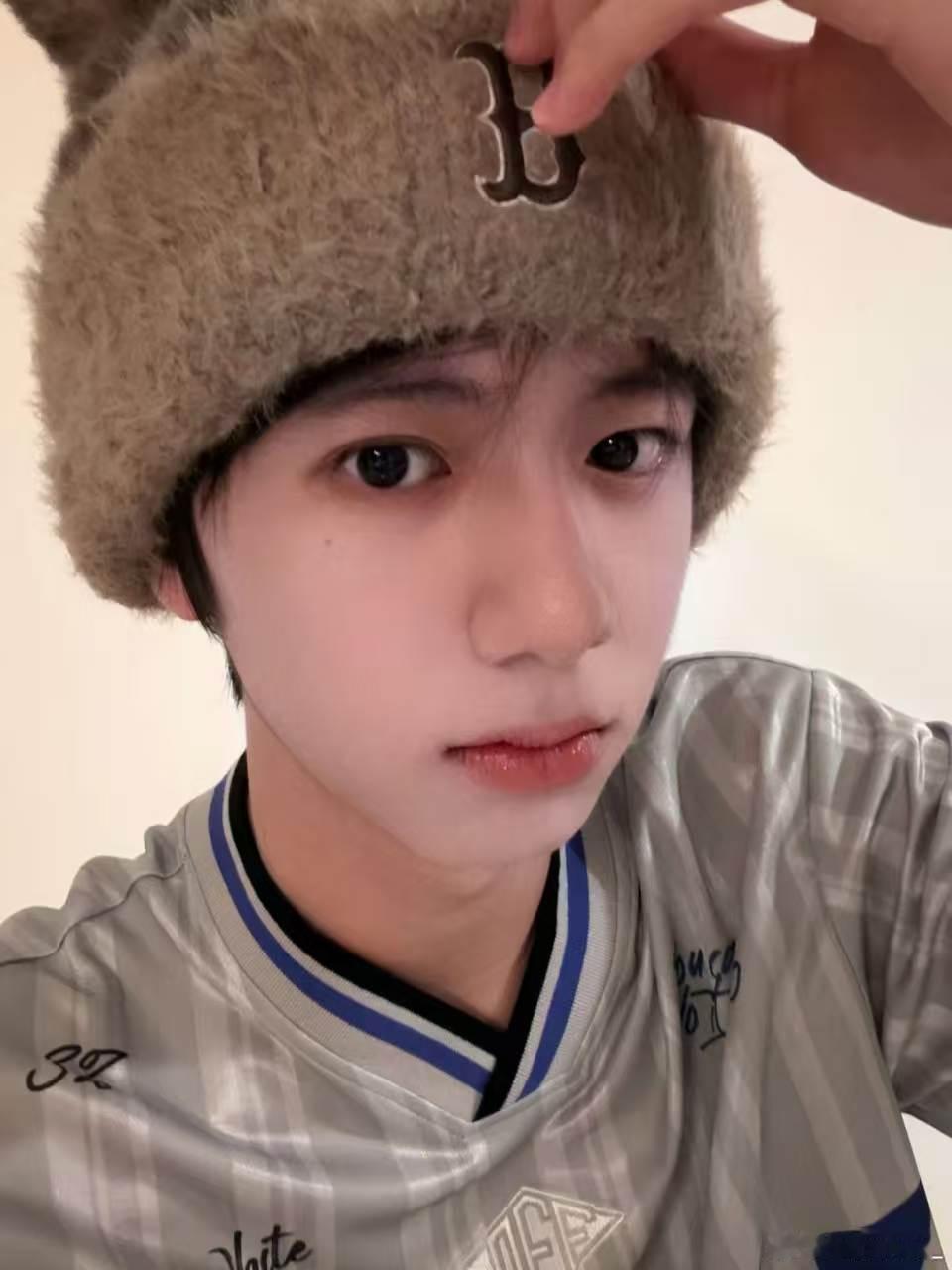 #林子烨[超话]# 🥥#林子烨曹天圆# 

人类真的需要很多很多晴天和阳光 去晒干过去的雨滴和潮湿 如果可以 我想当我睁开双眼 阳光连同幸福一起穿过我的瞳孔

​