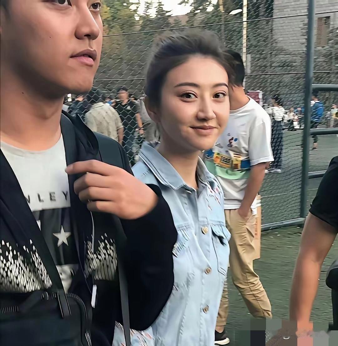 难怪孙宇晨说她很普，放在娱乐圈她确实不算最好看。而且脸上有过度医美的痕迹，没有了往日的清纯。孙宇晨保存了很多年的那张照片，应该是她刚出道时的那个长相甜美，又清纯的大甜甜。这么看来，孙宇晨确实是见到了真的白月光以后，觉得白月光没有以前漂亮了。但是，要知道，再美的白月光，都会随着岁月 ​