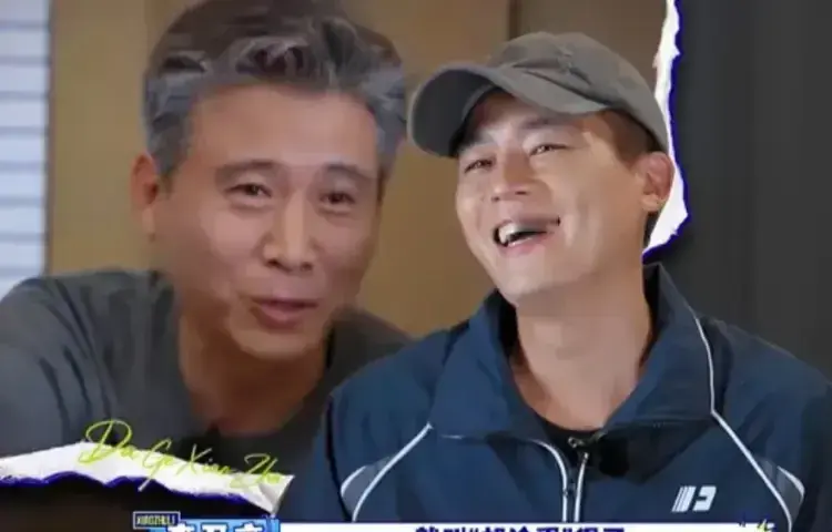 导演问欧豪：“你觉得李乃文和胡军谁更靠谱一点？”欧豪答得干脆：“都挺不靠谱的，他们俩这个年纪在外面找不到助理的工作，没人会用他们，反正他们要是不靠谱上午我就给他们辞了。”

这句话说出口，现场瞬间炸了锅。后来节目里，58岁的胡军和52岁的李乃文真的去给欧豪当了两天助理，玩笑一下子从嘴上落到了现场。迟