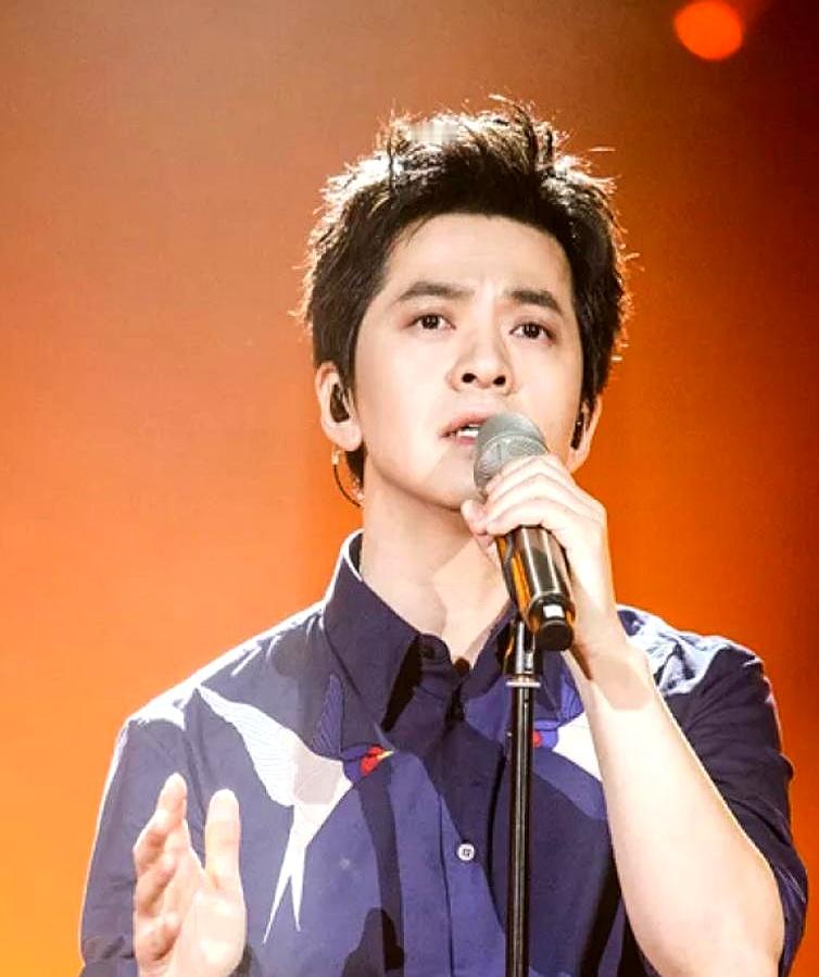 2017年李健翻唱许飞的歌，连发三天短信追着要给版权费；2026年单依纯演唱会唱李荣浩的《李白》，被明确发邮件拒绝授权，团队照样安排上台硬唱
 

李健当年连微信都没有，用非智能手机几经辗转找到许飞，硬要把钱塞过去，直言写歌是创作者的生活来源
 

反观单依纯这场深圳巡演，前一天李荣浩版权公司刚发了