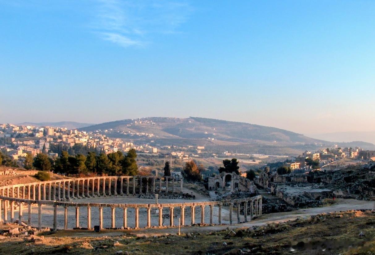 From Aleppo to Aquba：安曼，难民，和夫人外交
在安曼和杰拉什的两天，基本是自由活动，看两地的罗马遗迹。
其实看过沙漠中的帕米拉之后，真有点“黄山归来不看岳”的感觉。所以在约旦境内再看这些罗马遗迹，多少只是走个场子，也算是地导安排的项目。你总不能对他说：你们的罗马遗迹不怎么样嘛，看看 ​