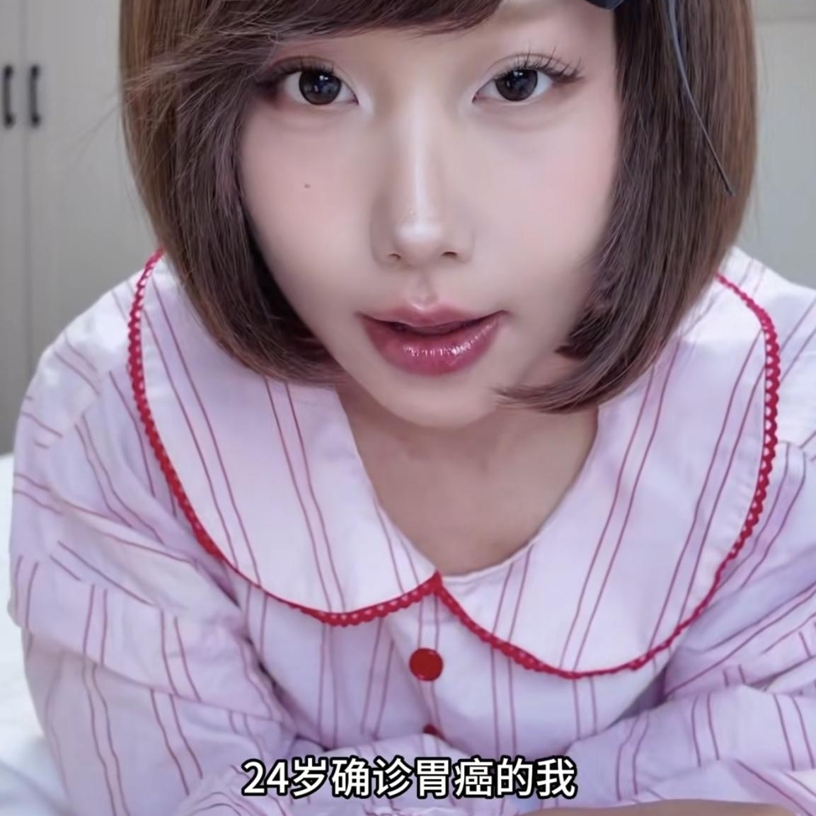 现代年轻人个个都觉得自己年轻力壮，熬夜、乱吃、不忌口完全扛得住！

最近25岁网红博主嘻嘻徐宝的离世，真的给所有年轻人狠狠敲了一记警钟。
 
说实话我一开始刷到她的日常作息，还下意识觉得挺眼熟，这不就是现在大部分年轻人的常态吗？结果万万没想到，这些不起眼的坏习惯，日积月累直接拖垮了身体。
 
她前段