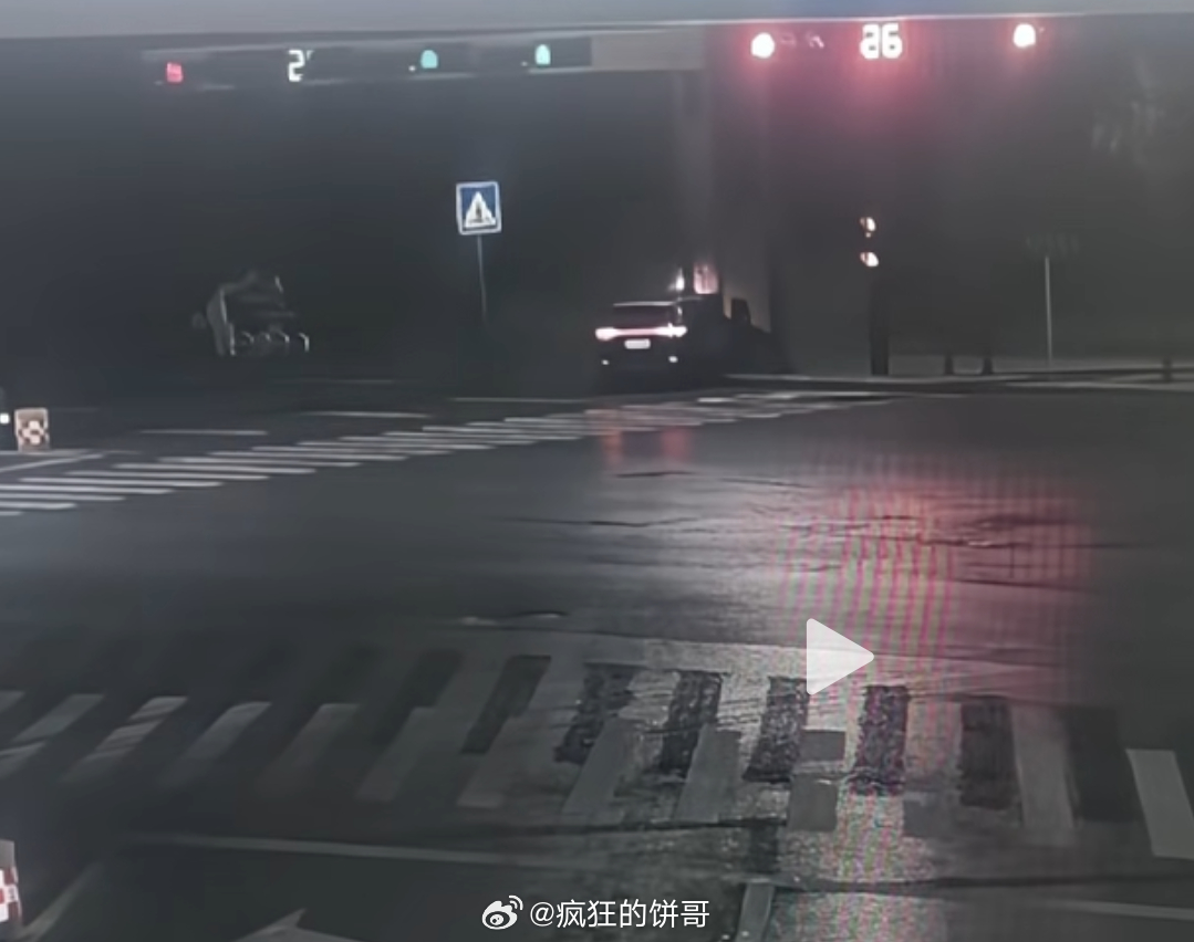 #问界回应起火# [思考]给出关键数字：事发时人驾状态，车速139.1km/h，我看那个视频，碰撞时交通信号杆都摇晃了一下，而那段路，限速50..........

网传的“电池爆燃”“智驾撞击”，都被明确否认，起火位置在车辆前部机舱，不是电池包，#问界车辆起火原因#初步归因是高速撞击引发的线路短路和油液泄漏 ​