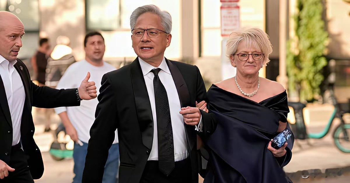 黄仁勋对他的女助理没一点兴趣
对他老婆始终如一
发达了也从没想过换老婆！
他深信，老婆就是家里最大的风水
老婆开心，磁场频率就高
财富自然滚滚而来！
​但是女助理只是一个门面
要操持一个家族
还得好好练
​看白宫那顿饭，他们夫妻笑得多开心！ ​