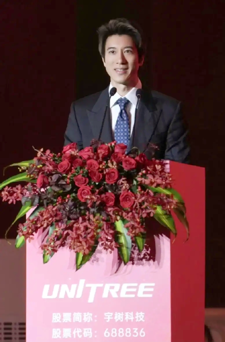 王力宏饭局同席沈南鹏，别再把他当成简单代言人
 
爆点开篇
 
和资本大佬沈南鹏同坐晚宴主桌，还获邀登台发言，王力宏的真实身份，早已跳出大众认知的歌手标签！
 
绝非简单站台吉祥物
 
很多人默认王力宏加盟宇树科技，只是明星客串站台、当个门面吉祥物。
但这场高端资本晚宴直接揭秘：他不是凑数的代言人，