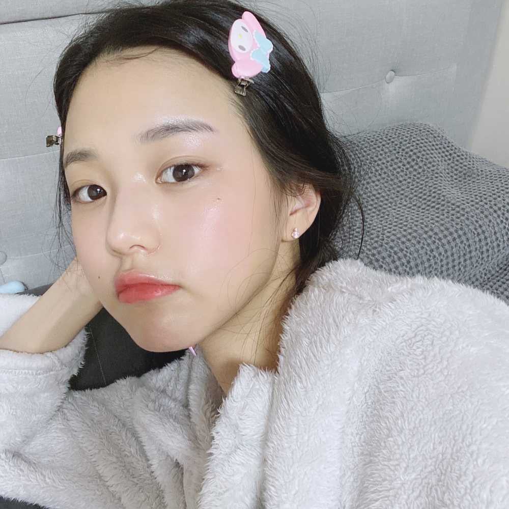 #张元英[超话]#  至今不知道小卵的物欲有多低 这对夹子六年了居然还在戴🫪 ​