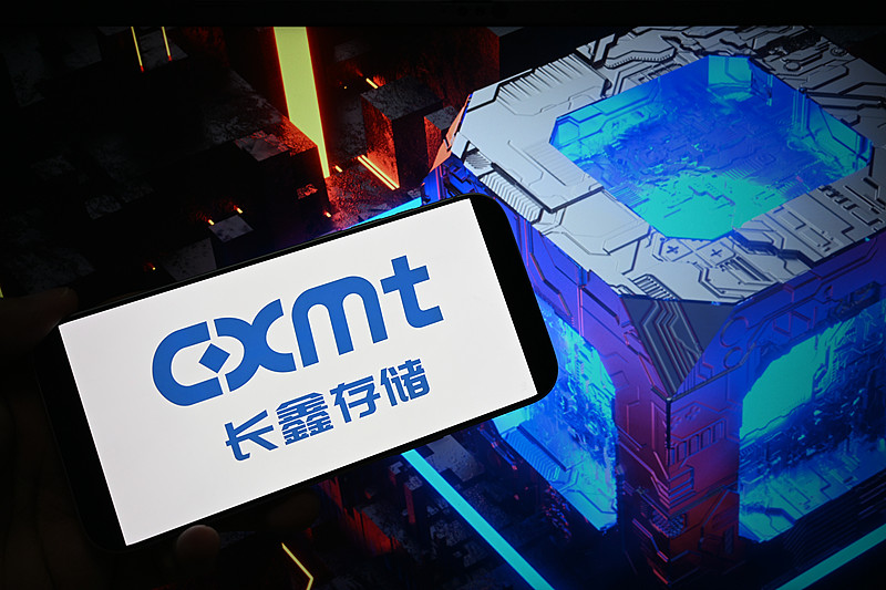 长鑫科技市值破4万亿这事儿，说真的完全没料到能走这么远。
前几年还在跟三星、美光的DDR5产能死磕，连16Gb的颗粒良率刚冲到95%的时候，行业里还一堆人等着看笑话，说国产存储最多只能抢点低端市场。结果这两年直接把LPDDR5X、车载存储的产能拉满，连英伟达最新