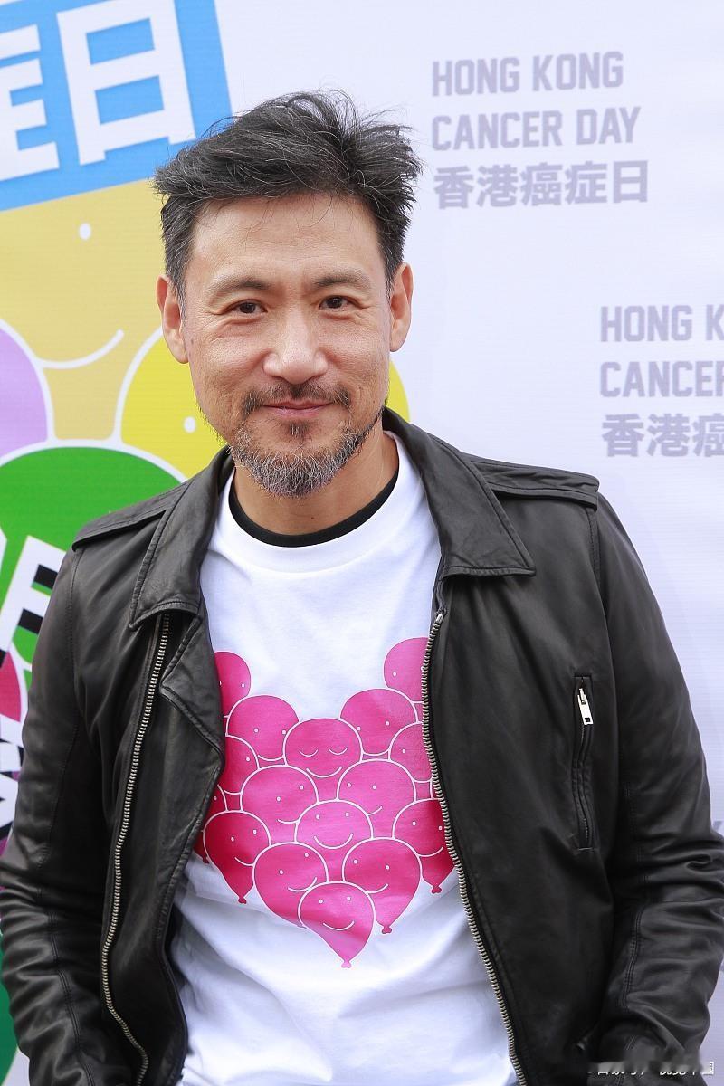 歌坛浪子王杰就是看不起张学友，王杰直言张学友不配“歌神”，称杨坤韩红才该封神

歌神张学友在华语乐坛地位无可撼动，但歌坛浪子王杰却多次公开唱反调，直言张学友根本配不上这个称号

王杰的批评相当犀利，他曾在一档访谈中直接喊话这位姓张的朋友，你不是歌神！你如果是歌神，那杨坤跟韩红算什么，释迦牟尼佛吗，他