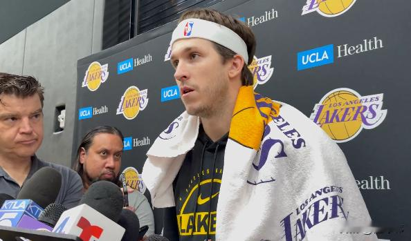 小里要复出了？里夫斯谈詹姆斯：  “这轮系列赛。”  “勒布朗扛起了球...