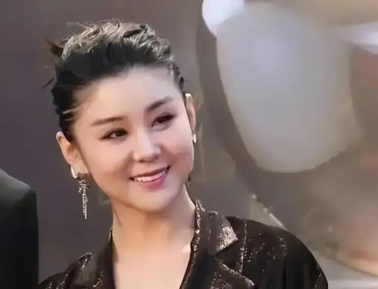 40岁的李小萌在荧幕上“消失”了，很多人替她可惜，觉得一个中戏毕业、年纪轻轻就拿过金鸡奖提名的女演员，如今不温不火是浪费天分。可去查查她这几年的行程表才发现，这哪里是躺平，分明是活明白了。从2021年到2025年，她跟着话剧《人世间》全国巡演，扎扎实实演了近100场

一百场舞台剧是什么概念？那得一