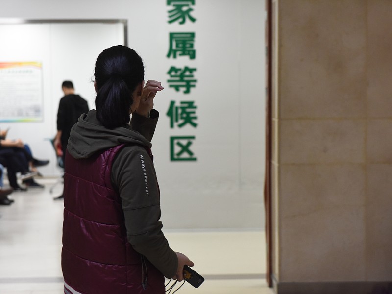 癌症晚期该不该放弃治疗? 之前陪亲戚跑过肿瘤科的门诊，见过太多家属攥着缴费单