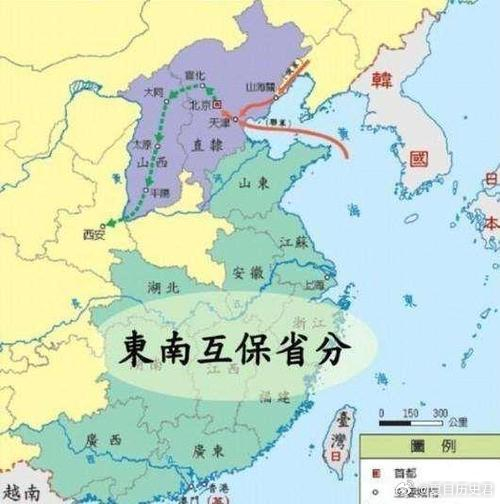 1900年6月，北京城硝烟未散，一份加急诏书从紫禁城发出，目的地是广州。诏书内容只有一个意思：向十一国宣战，各地督抚即刻派兵北上勤王。广州的两广总督衙门里，李鸿章看完诏书，沉默片刻，提笔批了六个字：“此乱命也，粤不奉诏。”这六个字，像一把刀，干净利落地割断了清廷与东南汉臣之间最后那层薄如蝉翼的君臣体面。一个七十多岁的汉族老臣，凭什么敢公开抗旨？更让人费解的是，事后慈禧不仅没动他分毫，还夸他“老成谋国”。这背后藏着的，是清王朝半个世纪以来最不敢正视的伤口。清朝以少数满人统治多数汉人，从立国那天起，防范汉人就是国策。科举满人优先，军权只给满蒙，文字狱杀得文人噤声——核心逻辑只有一个：刀把子绝不能落到汉人手里。但这套逻辑，被太平天国砸开了一道口子。八旗兵不堪一击，咸丰皇帝被迫允许地方自组武装。曾国藩的湘军、李鸿章的淮军顺势而起，军权从中央滑向地方督抚，汉人第一次真正握住了兵权。到了光绪朝，朝廷能调动的兵马，几乎全在东南督抚手中。这，就是李鸿章敢说“不奉诏”的底气。李鸿章不是一个人在战斗。...