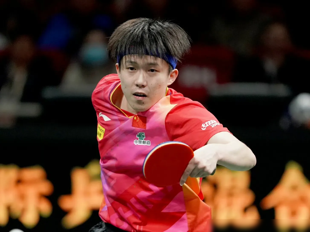 国乒男单真正的头号劲敌，早就不是张本智和了。
2026名古屋亚运会男单种子名单出炉，王楚钦守住头名，但死死咬在2号位的，是日本新星松岛辉空。
单败淘汰制，容错率为零。翻开交手战绩，更让人捏把汗。这个年轻人曾两次硬生生掀翻王楚钦，4月5日的世界杯决赛，两人狂拼七局，王楚钦决胜局才以11比8惊险拿命