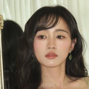黄婷婷在镜头前突然念出“李艺彤”这三个字的时候，满屏弹幕都在喊活久见。
当年塞纳河那场轰轰烈烈的名次之争，老看客心里都有数。
同在一个队伍里抢镜头、拼资源，粉丝撕得不可开交，正主到了后来更是几乎连同框的体面都懒得维持。时隔多年，黄婷婷坐在观察室里看似云淡风轻地提了一嘴，瞬间把那段陈年旧账又翻了出