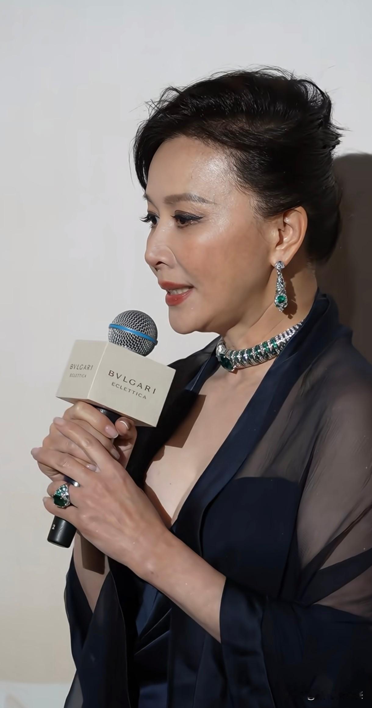 60岁刘嘉玲生图，肌肤状态绝了～

宝格丽活动现场的刘嘉玲，生图直出没有精修滤镜加持，60岁的她风韵犹存。

这一身藏蓝色纱质礼服，搭配全套祖母绿珠宝，华贵又大气。镜头近距离怼脸拍，皮肤紧致，没有明显细纹，不得不说保养得真好。

岁月在她身上没有留下沧桑，反倒沉淀成独一份的优雅。就这种从容大气的状态