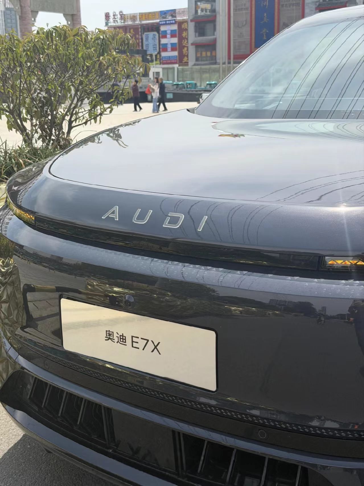最近试驾了热度很高的奥迪E7X，聊聊普通车友能直观感受到的真实体验。首先这台车后轮转向让我觉得很惊喜，车身尺寸不小，但转弯半径仅5.14米，市区掉头、小区挪车特别灵活，完全没有大车笨重感，新手也很好掌控。
底盘是典型德系风格，用料扎实，全铝悬挂质感在线。舒适模式偏柔和，日常代步滤震干净，切换运动模式