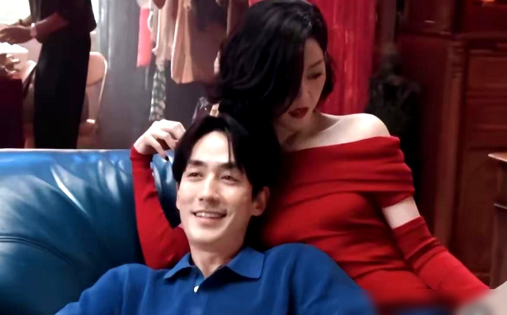 朱一龙正深情唱歌哄老婆，台下真老公突然被点名，他吓到弹射起步。
《空枪》路演，朱一龙应要求清唱《分分钟需要你》，对着卫诗雅唱完，全场正甜着呢。
主持人问甜不甜，卫诗雅笑着卖关子：回答前我先介绍个人，我老公坐第一排。
朱一龙当场愣住，下意识往后退了半步，嘴里蹦出一声哇，赶紧九十度鞠躬，连喊老公你