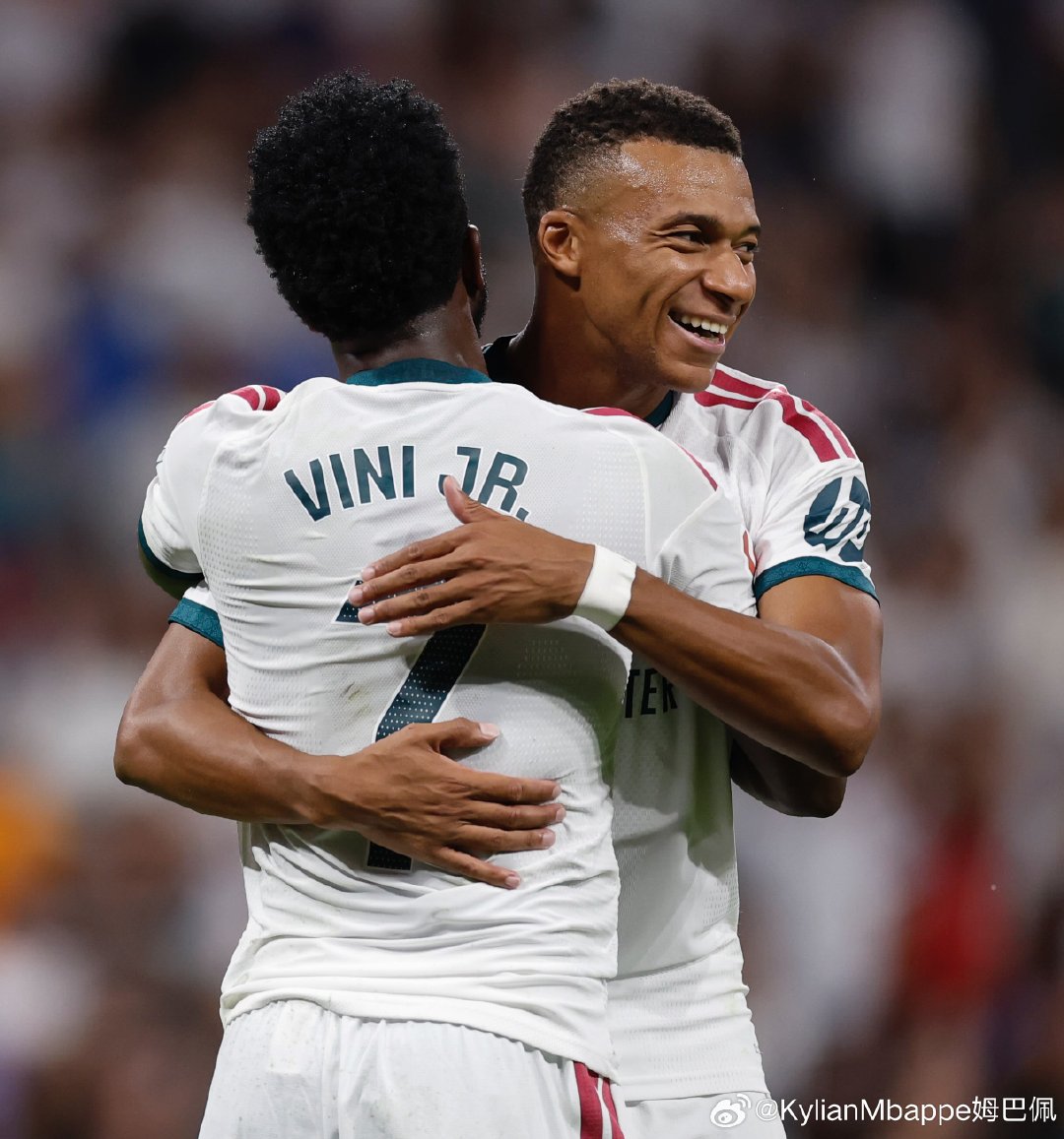 Pas content? Triplé….🎩⚽️⚽️⚽️
这还不够？那就戴帽

#姆巴佩[超话]# ​