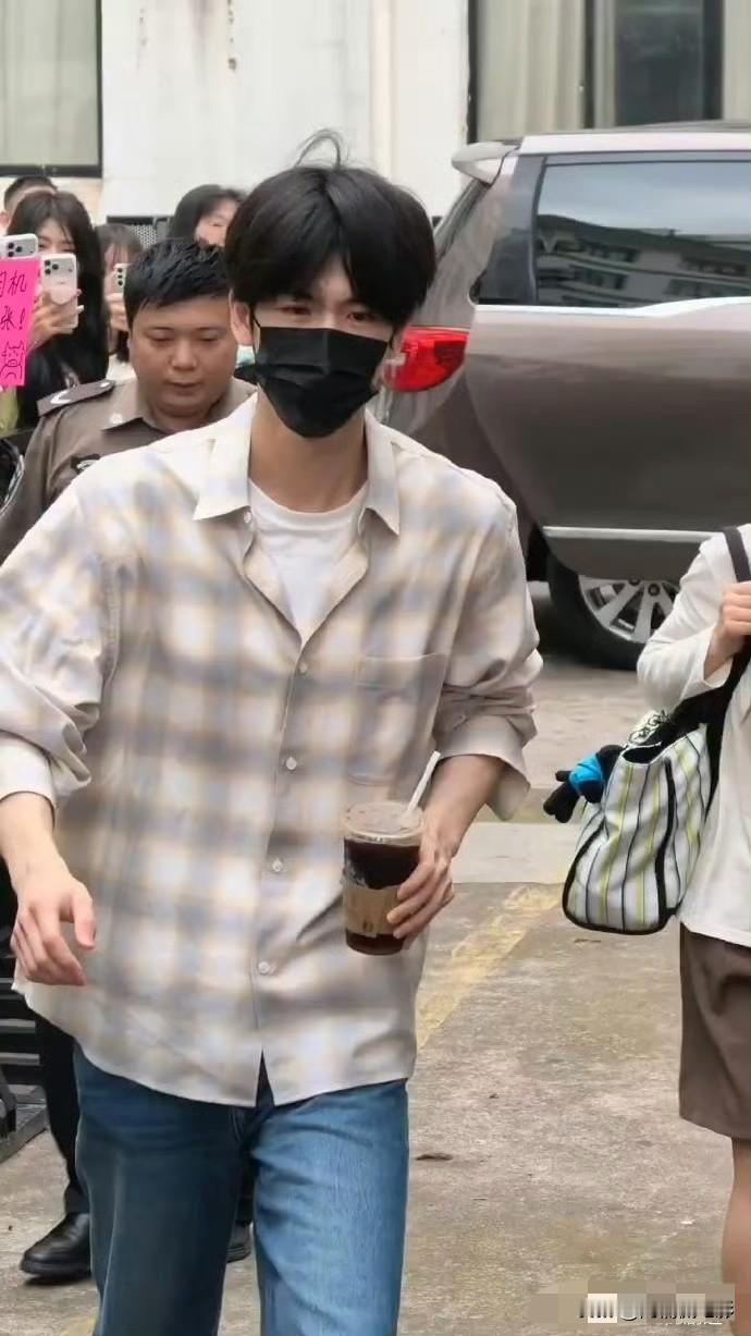 张凌赫卢昱晓《刺棠》围读上班路透流出，网友调侃这波堪称现实版换乘恋爱。随着《逐玉》大爆，公司索性贯彻肥水不流外人田，剧本也改成大男主向。如今很难邀约到头部流量小花来做配，兜兜转转，张凌赫和卢昱晓已经是项目能凑出来的最优阵容，只是二搭的争议，从开机前就一直没有停歇。张凌赫 卢昱晓