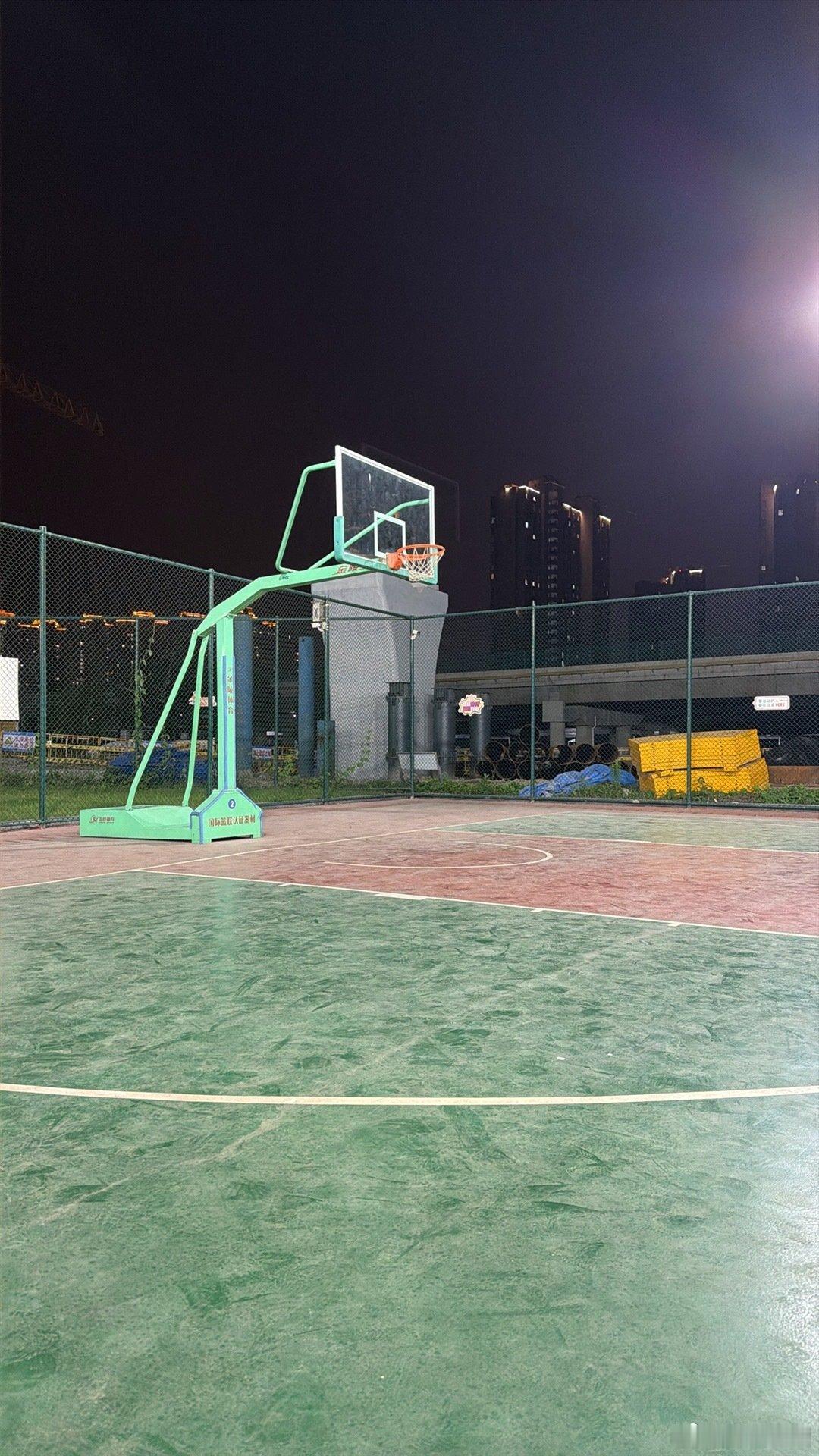 有的人下了班也要运动一会🏀
有的人在家不上班还要喝奶茶[赞] #2026s联赛秋季赛# ​
