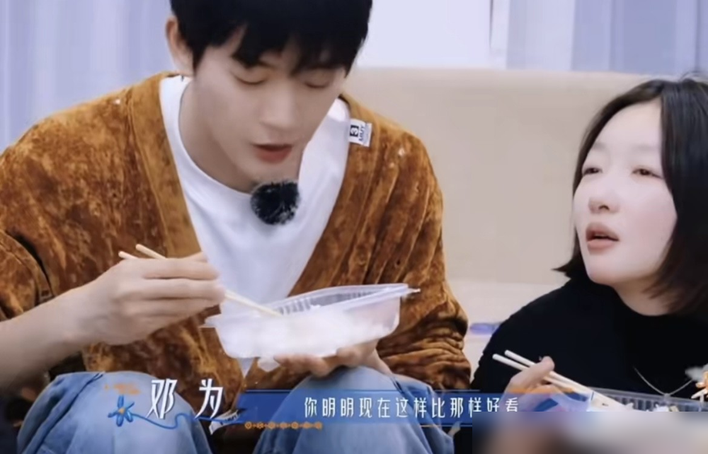 谁能想到，被骂冷脸耍大牌的邓为，悄悄翻盘了？
去年《长相思》爆火后，他陷解约风波，一年半大半时间空窗。拍《风月不相关》124天，实际只拍了62天，遭遇七次停拍、金主撤资，职业规划全被打乱。
这趟《花少8》录完，直接打破路透留下的坏印象。勤快稳，情商高，圈了一大波路人好感。近期美妆活动创下销售纪录